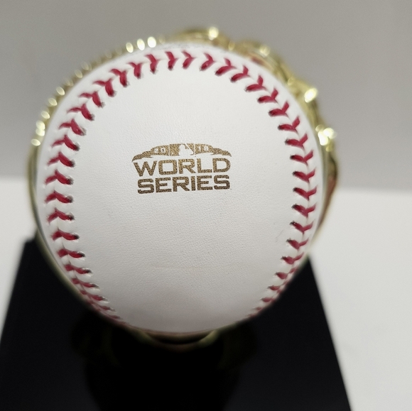 Boston Redsox Official MLB 2017 World Series Baseball With Display Case Most Win - Picture 7 of 8